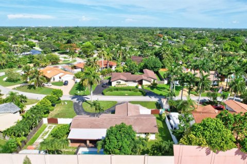 House in Miami, Florida 4 bedrooms, 223.8 sq.m. № 970250 - photo 1