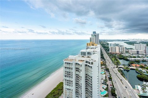 Condo in Sunny Isles Beach, Florida, 2 bedrooms  № 120272 - photo 2