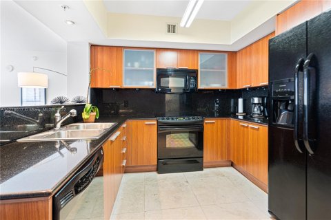 Condo in Sunny Isles Beach, Florida, 2 bedrooms  № 120272 - photo 5