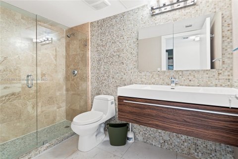 Condo in Sunny Isles Beach, Florida, 2 bedrooms  № 120272 - photo 13