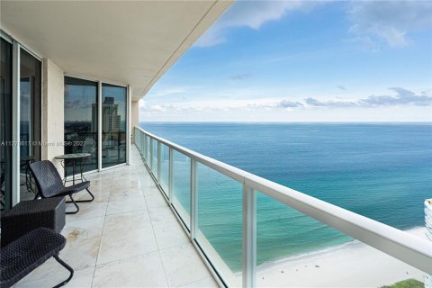 Copropriété à louer à Sunny Isles Beach, Floride: 2 chambres, 132.2 m2 № 120272 - photo 1