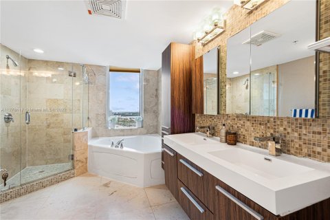 Copropriété à louer à Sunny Isles Beach, Floride: 2 chambres, 132.2 m2 № 120272 - photo 12