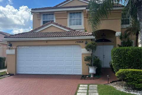 House in Pembroke Pines, Florida 4 bedrooms, 231.14 sq.m. № 1360482 - photo 3