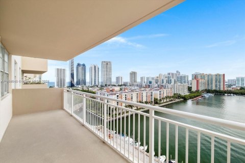 Condominio en venta en Sunny Isles Beach, Florida, 2 dormitorios, 118.45 m2 № 1360450 - foto 3