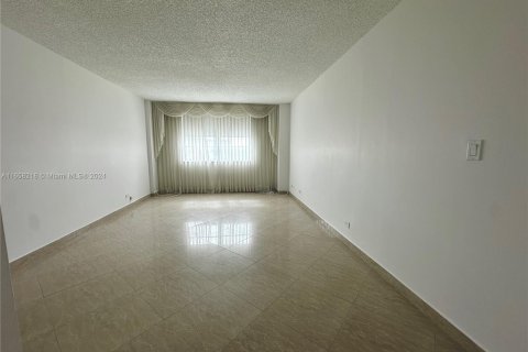 Condominio en venta en Sunny Isles Beach, Florida, 2 dormitorios, 118.45 m2 № 1360450 - foto 11