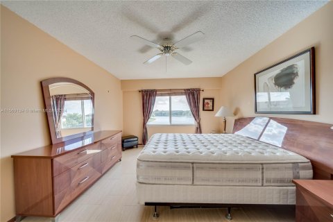 Condo in Pembroke Pines, Florida, 2 bedrooms  № 1092103 - photo 21