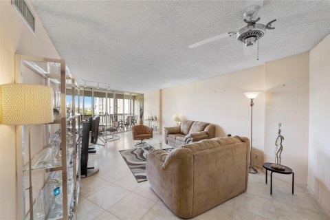 Condo in Lauderhill, Florida, 2 bedrooms  № 1186973 - photo 24