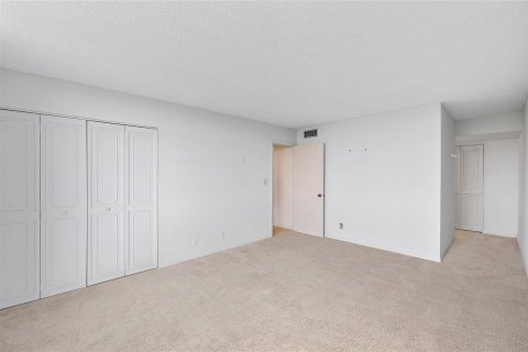 Condo in Lauderhill, Florida, 2 bedrooms  № 1186973 - photo 12