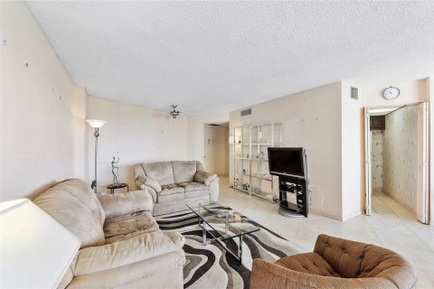 Condo in Lauderhill, Florida, 2 bedrooms  № 1186973 - photo 22