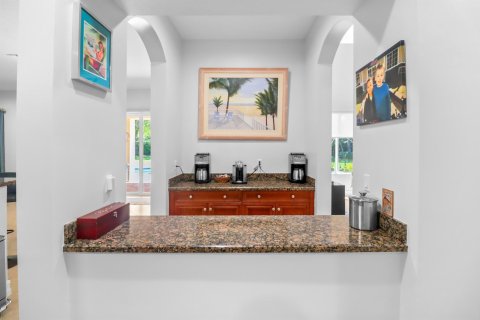 House in West Palm Beach, Florida 6 bedrooms, 436.92 sq.m. № 1121325 - photo 10