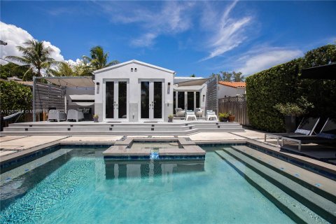 Villa ou maison à louer à Miami, Floride: 2 chambres, 99.59 m2 № 77393 - photo 1