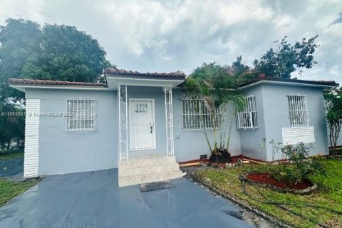 Casa en venta en Miami, Florida, 4 dormitorios, 144.93 m2 № 1374891 - foto 2