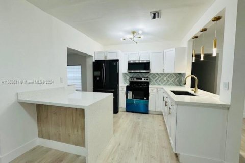 Casa en venta en Miami, Florida, 4 dormitorios, 144.93 m2 № 1374891 - foto 7