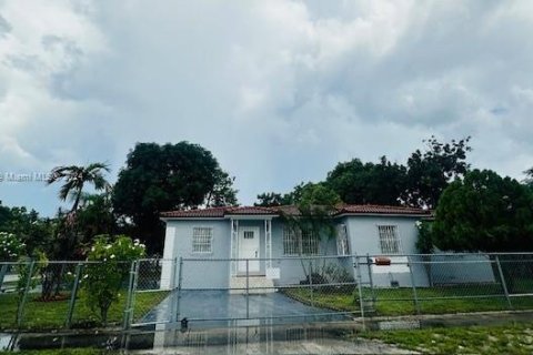 Casa en venta en Miami, Florida, 4 dormitorios, 144.93 m2 № 1374891 - foto 1