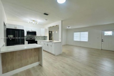 House in Miami, Florida 4 bedrooms, 144.93 sq.m. № 1374891 - photo 6