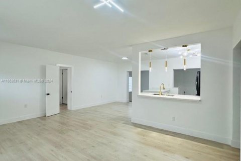 Casa en venta en Miami, Florida, 4 dormitorios, 144.93 m2 № 1374891 - foto 5