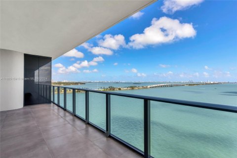 Condo in Miami, Florida, 3 bedrooms  № 1377443 - photo 1