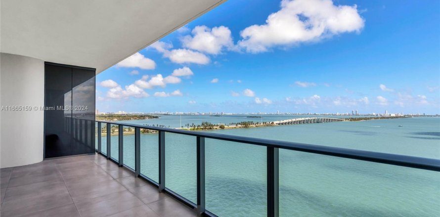 Condo in Miami, Florida, 3 bedrooms  № 1377443