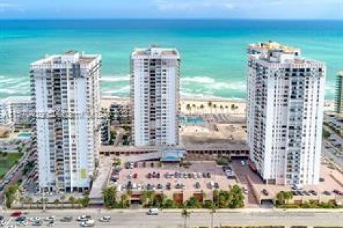 Condominio en venta en Hollywood, Florida, 2 dormitorios, 102.19 m2 № 1120473 - foto 1