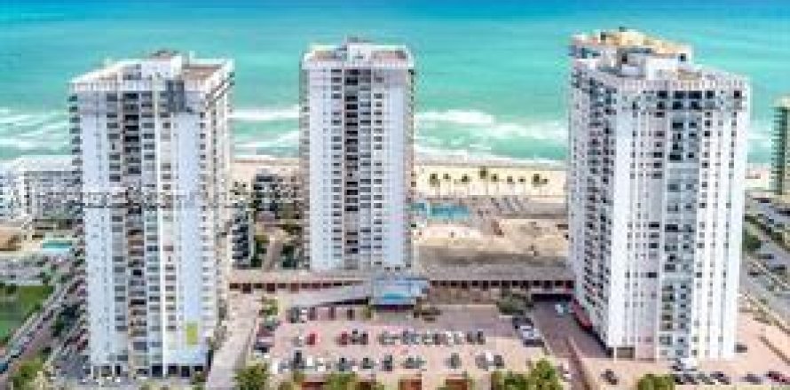 Condominio en Hollywood, Florida, 2 dormitorios  № 1120473