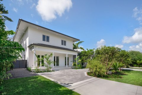 House in Miami, Florida 7 bedrooms, 469.99 sq.m. № 1179272 - photo 2