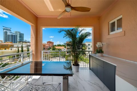 Condo in Miami Beach, Florida, 4 bedrooms  № 1147609 - photo 12