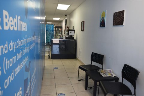 Propiedad comercial en venta en Hialeah, Florida № 1147572 - foto 6