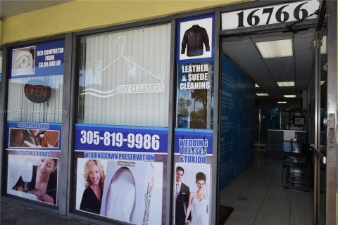 Propiedad comercial en venta en Hialeah, Florida № 1147572 - foto 2