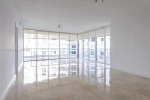 Condominio en alquiler en Miami, Florida, 2 dormitorios, 192.31 m2 № 880048 - foto 1