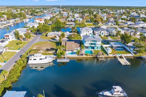 House in Hernando Beach, Florida 3 bedrooms, 183.67 sq.m. № 1349398 - photo 11