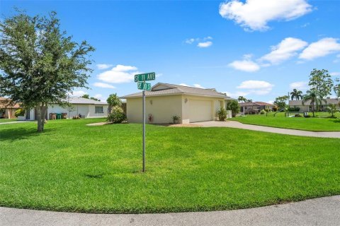 House in Cape Coral, Florida 2 bedrooms, 125.88 sq.m. № 1349427 - photo 1