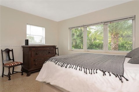 House in Miami, Florida 5 bedrooms, 286.42 sq.m. № 1181591 - photo 19