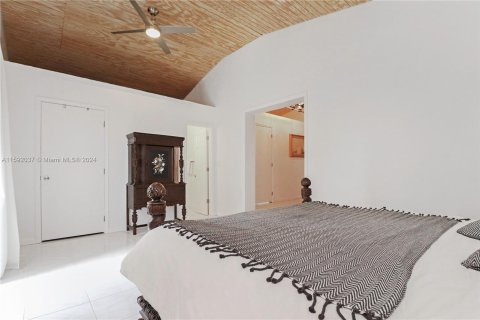 House in Miami, Florida 5 bedrooms, 286.42 sq.m. № 1181591 - photo 16