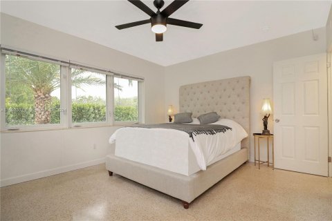 House in Miami, Florida 5 bedrooms, 286.42 sq.m. № 1181591 - photo 25