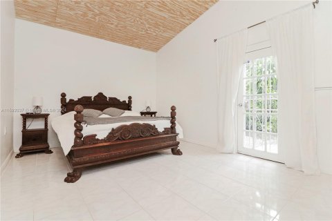 House in Miami, Florida 5 bedrooms, 286.42 sq.m. № 1181591 - photo 13