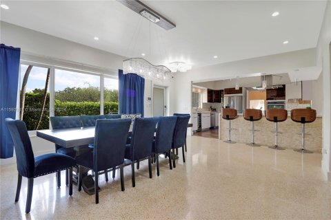 House in Miami, Florida 5 bedrooms, 286.42 sq.m. № 1181591 - photo 5