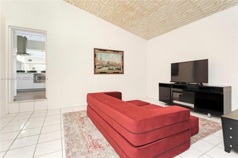 House in Miami, Florida 5 bedrooms, 286.42 sq.m. № 1181591 - photo 15