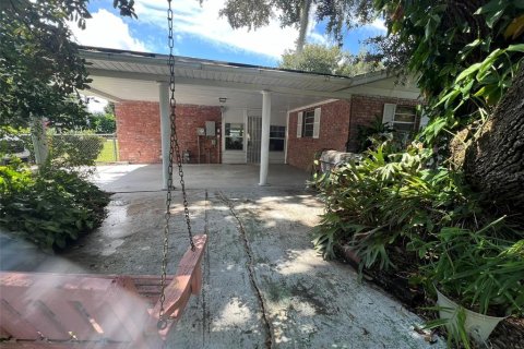 House in Fruitland Park, Florida 3 bedrooms, 160.63 sq.m. № 1393343 - photo 2