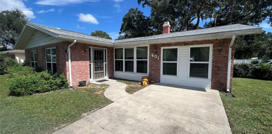 House in Fruitland Park, Florida 3 bedrooms, 160.63 sq.m. № 1393343