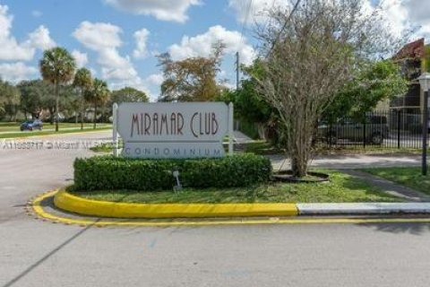 Copropriété à vendre à Miramar, Floride: 2 chambres, 76.18 m2 № 1374902 - photo 1