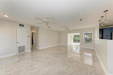 House in Port Charlotte, Florida 3 bedrooms, 122.26 sq.m. № 1416749 - photo 7