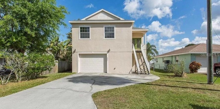 House in Hudson, Florida 3 bedrooms, 159.42 sq.m. № 1416956