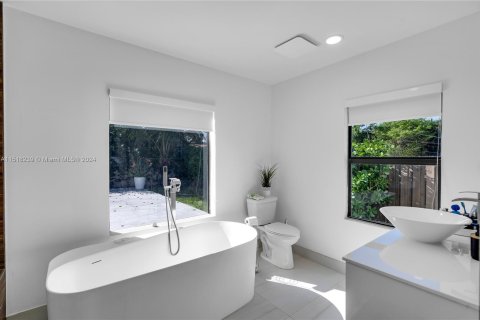 Casa en venta en Biscayne Park, Florida, 4 dormitorios, 154.68 m2 № 965636 - foto 23
