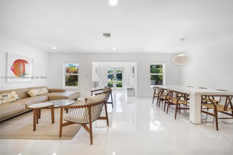 House in Key Biscayne, Florida 4 bedrooms, 235.41 sq.m. № 118725 - photo 5