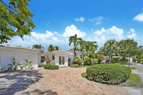 Villa ou maison à louer à Key Biscayne, Floride: 4 chambres, 235.41 m2 № 118725 - photo 1
