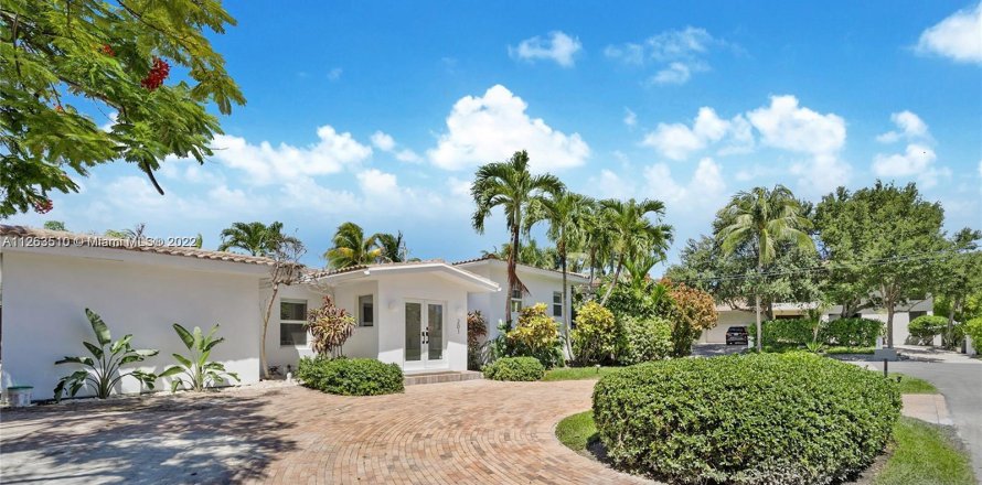 House in Key Biscayne, Florida 4 bedrooms, 235.41 sq.m. № 118725