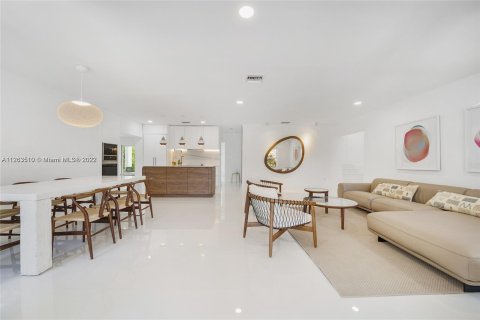 House in Key Biscayne, Florida 4 bedrooms, 235.41 sq.m. № 118725 - photo 7