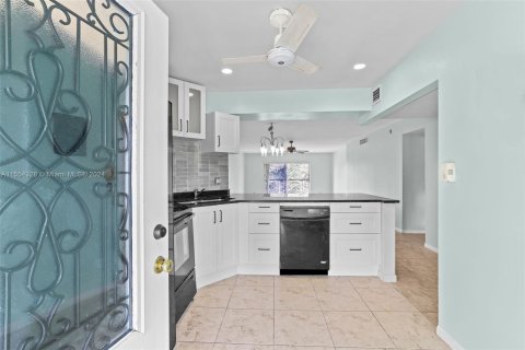 Condominio en venta en Lauderhill, Florida, 2 dormitorios, 111.48 m2 № 1097151 - foto 1