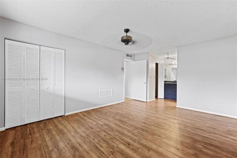 Condominio en venta en Lauderhill, Florida, 2 dormitorios, 111.48 m2 № 1097151 - foto 3