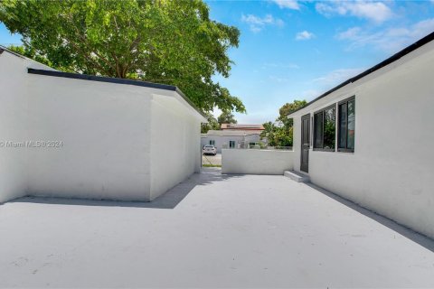 House in Miami, Florida 3 bedrooms, 176.51 sq.m. № 1332026 - photo 27